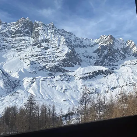 Grandes Mourailles In & Out